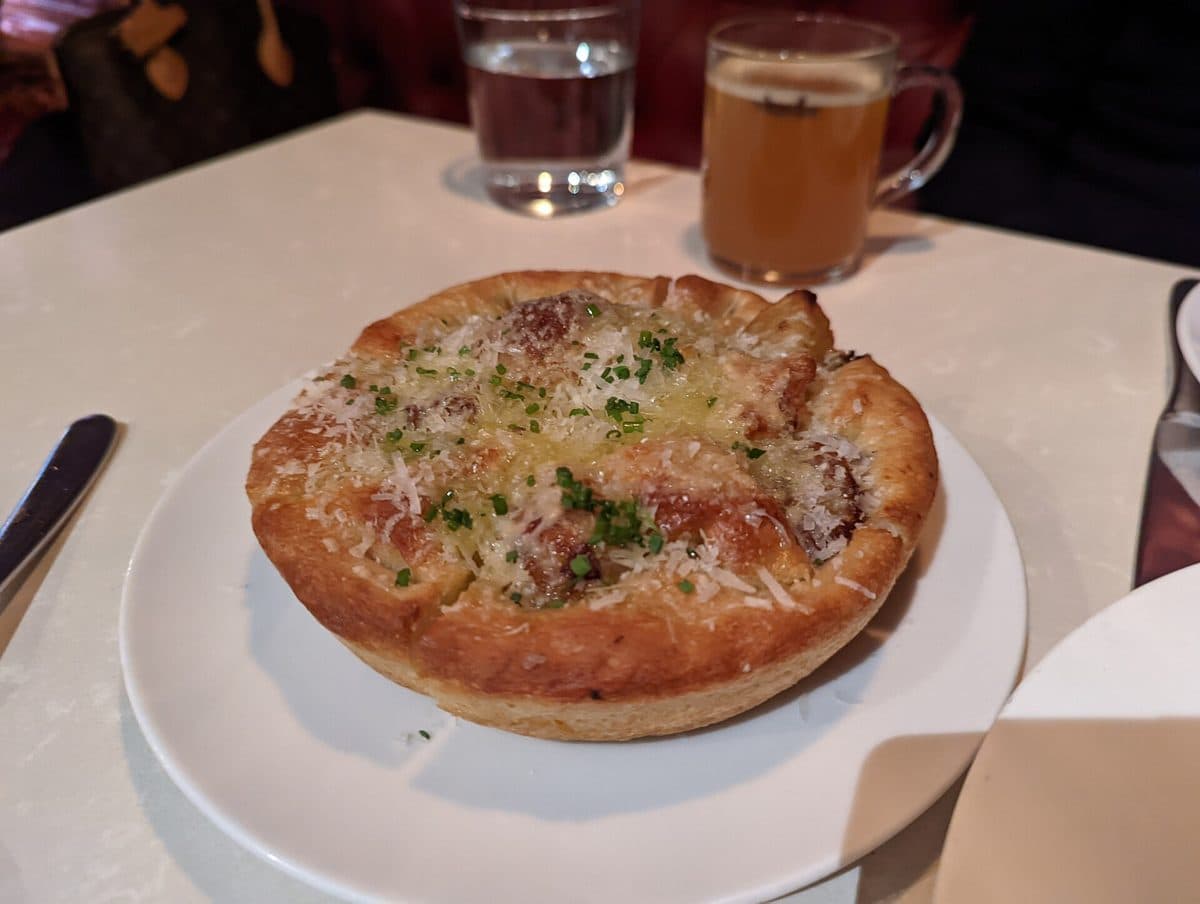 Okrągła focaccia z ziołami na talerzu