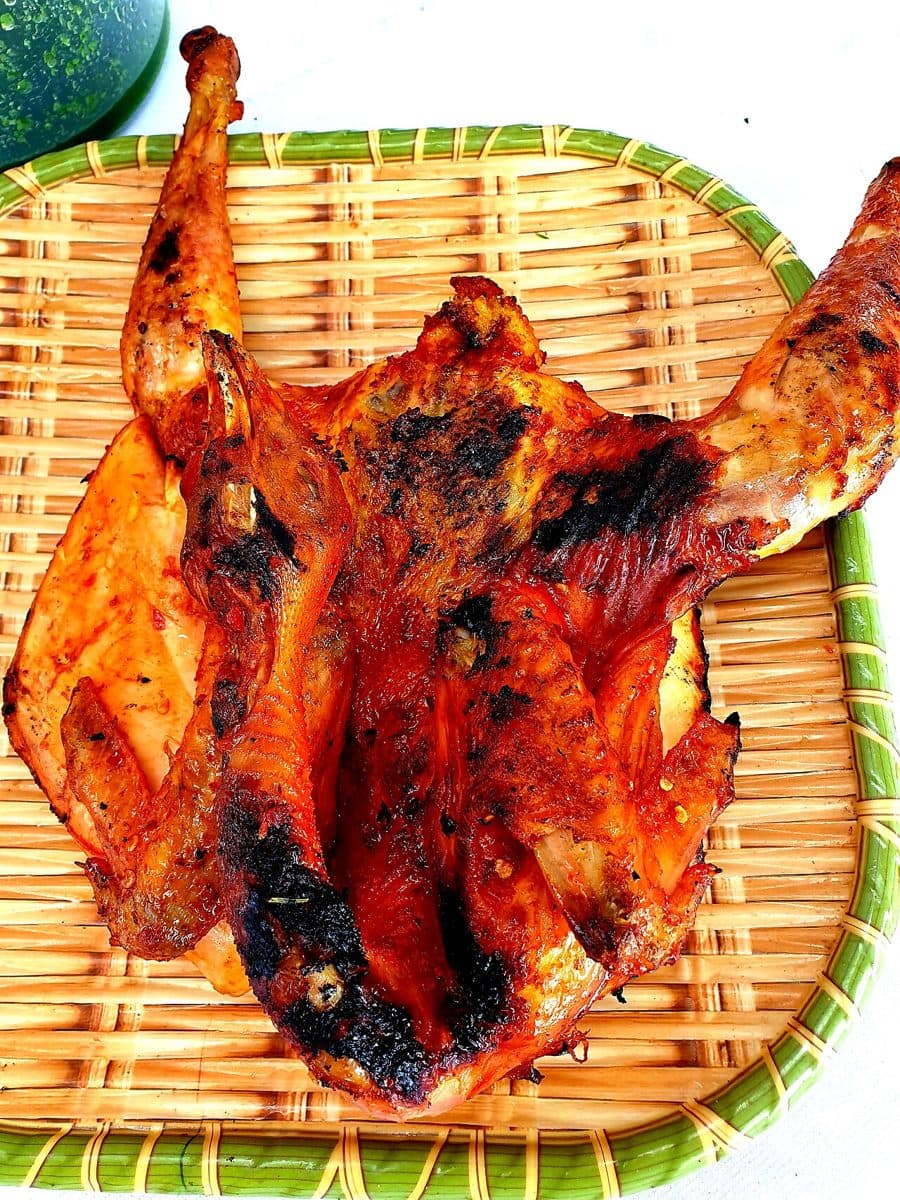 Grillowany kurczak po wietnamsku w marynacie z trawy cytrynowej na bambusowej tacy