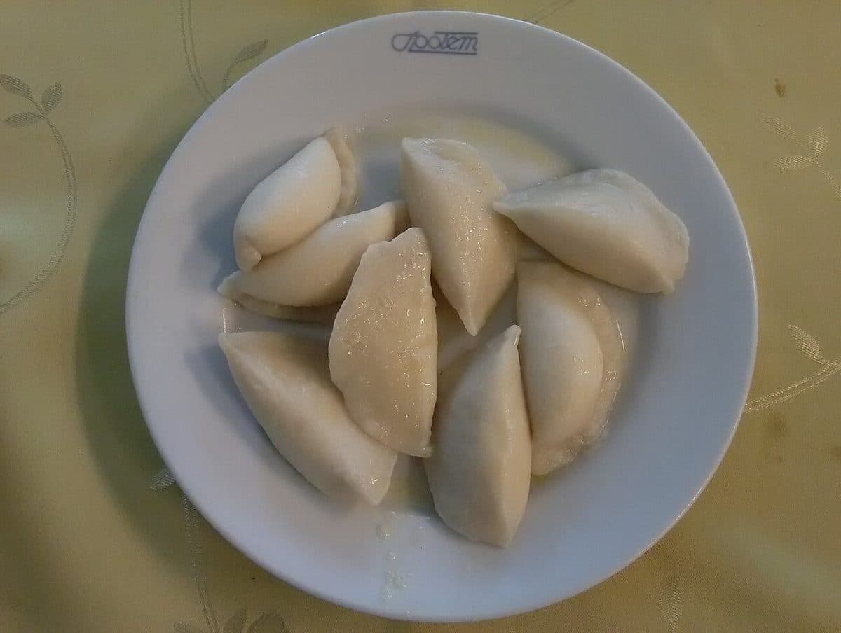 Pierogi z serem na białym talerzu