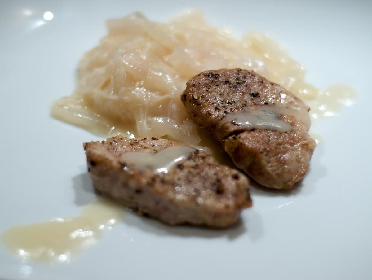 Medaliony z polędwiczki wieprzowej w ciemnym sosie z puree ziemniaczanym