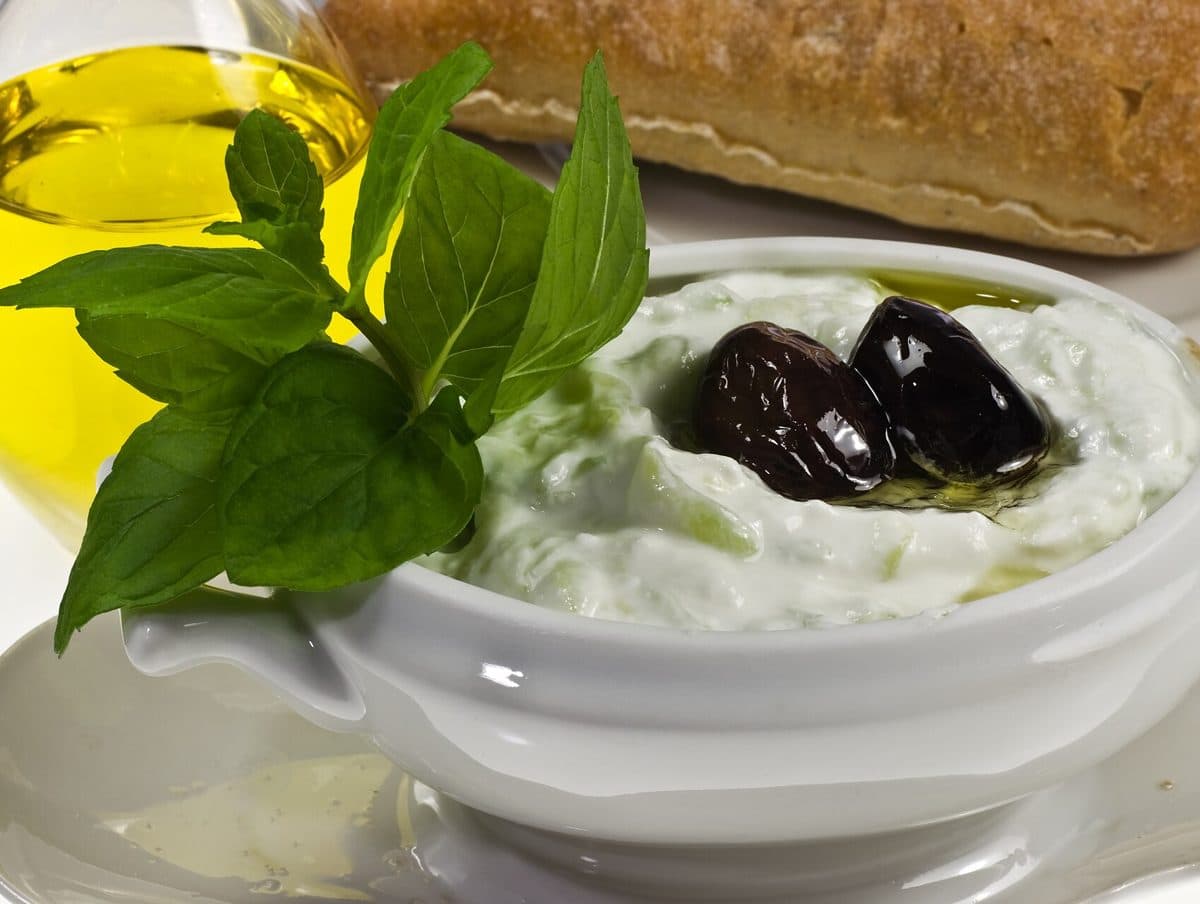 Tzatziki w miseczce z oliwkami i bazylią